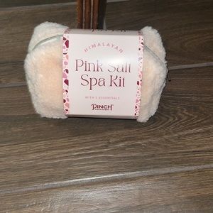 NWT Himalayan Pink Salt Spa Kit